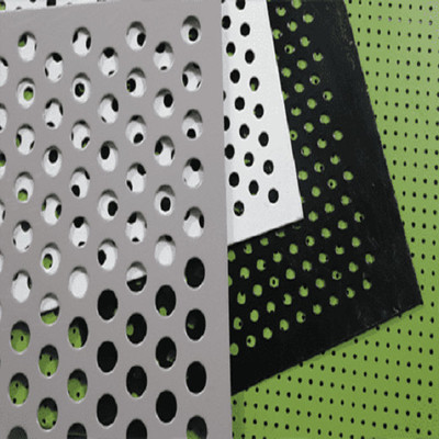 El agujero rectangular del metal forma la longitud perforada de aluminio 5052 H24 de la hoja el 12FT