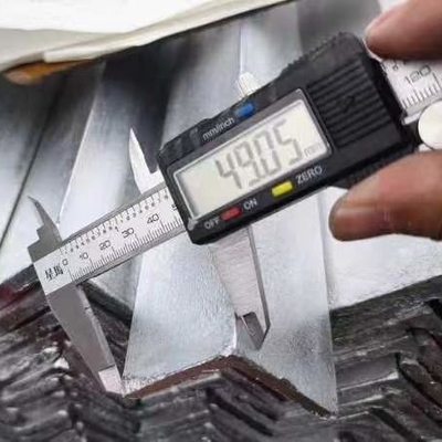 Ángulos y canales de acero galvanizado sumergido en caliente recubrimiento de zinc 20-30uM