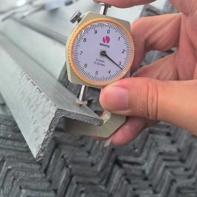 Acero de ángulo galvanizado y sumergido en caliente / barra de ángulo ASTM A36 Ancho 30/40/50mm