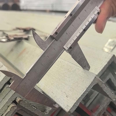 Acero de ángulo galvanizado y sumergido en caliente / barra de ángulo ASTM A36 Ancho 30/40/50mm