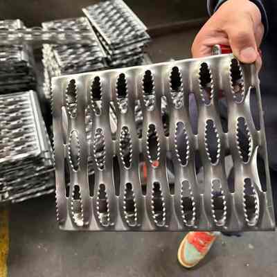 Placa perforada antideslizante de boca de cocodrilo de acero inoxidable 304 para pasarelas industriales