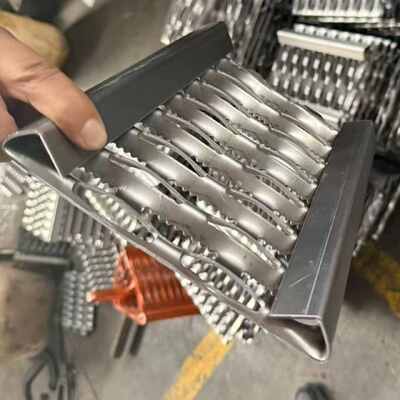 Placa perforada antideslizante de boca de cocodrilo de acero inoxidable 304 para pasarelas industriales