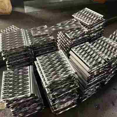 Placa perforada antideslizante de boca de cocodrilo de acero inoxidable 304 para pasarelas industriales