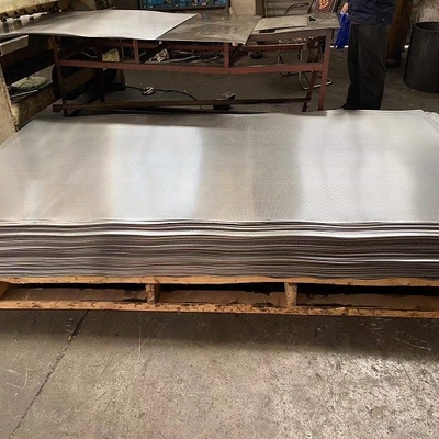 El poder cubrió la chapa perforada de aluminio para las escaleras
