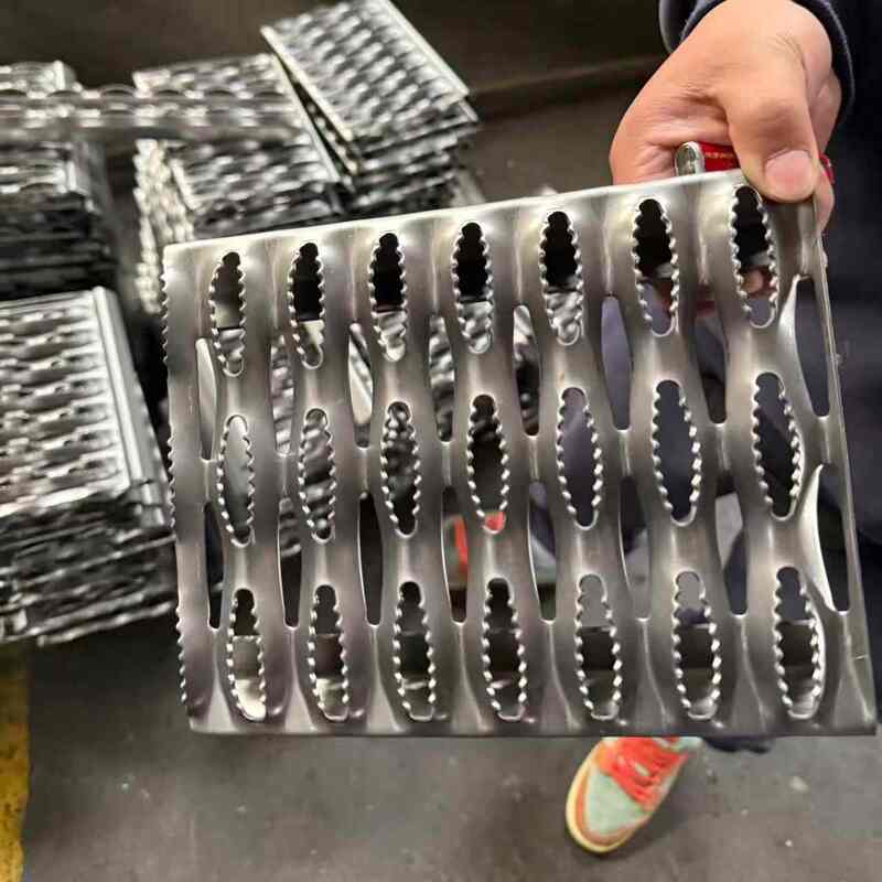 Placa perforada antideslizante de boca de cocodrilo de acero inoxidable 304 para pasarelas industriales